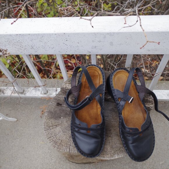 Black Leather Ladies Sandles By Naot - Picture 1 of 4